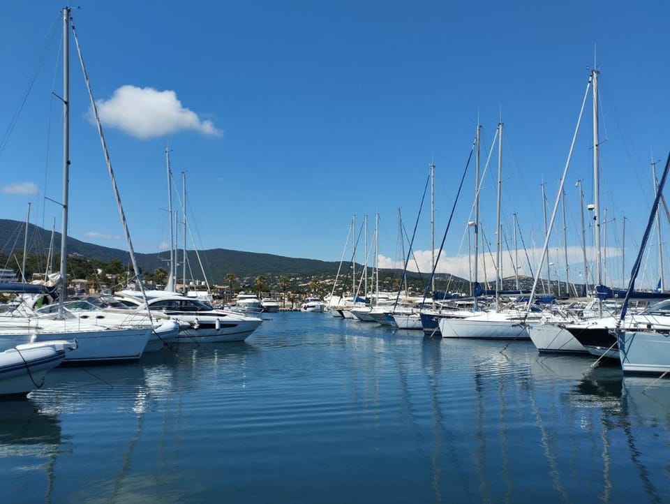 Appartement Terrasse, centre-ville, 5 min de la plage Apartment in Cavalaire-sur-Mer