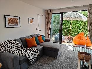 Tranquil Bamboo Oasis - New 2 Bed Close To CBD Vacation rental in Christchurch