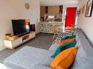 Tranquil Bamboo Oasis - New 2 Bed Close To CBD Vacation rental in Christchurch