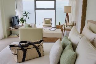 Nam Suite Sea View Modern 2bed Very Near Beach Apartment in Da Nang