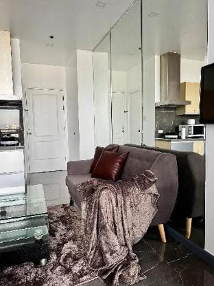 Premium Suite w/ Balcony at Gramercy Makati Manila Vacation rental in Makati