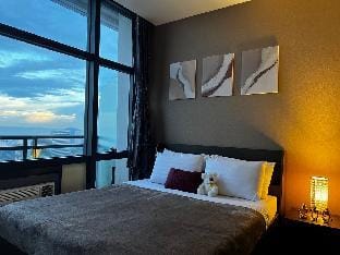 Premium Suite w/ Balcony at Gramercy Makati Manila Vacation rental in Makati