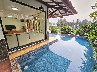 Villa Bandung Lembang W Heated Pool hangat & Kids Villa in Parongpong