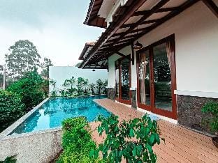 Villa Bandung Lembang W Heated Pool hangat & Kids Villa in Parongpong