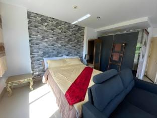 Art on the Beach by the Sea Apartment in Chon Buri Changwat