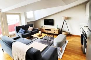 Wonder Homes - Cozy Penthouse, Terrace, Taksim Apartment in Istanbul