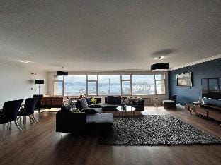 Amazing , Spacious Flat w/Sea View,4BR/2BA,AC Apartment in Istanbul