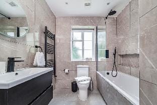 2 Bed Modern Flat, Wembley Stadium 15min, Sleeps 6 Apartment in Wembley