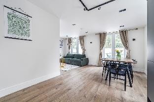 Modern Penthouse 2-Bed, Sleeps 6,Terrace & Parking Apartment in Wembley