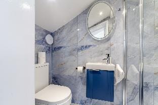 Attic Studio Flat for 2, Finsbury Park, Parking 03 Apartment in London Borough of Islington