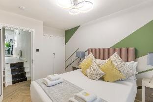 Summer Fun| 2 bed Luxury flat | Battersea Vacation rental in London