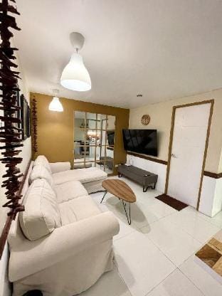 Ella's 2-Bedroom w/ Balcony Vacation rental in Quezon City