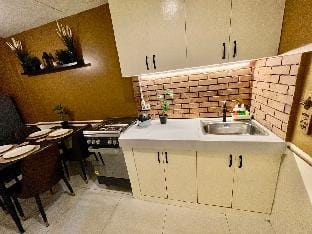 Hunter’s 2-Bedroom Deluxe Home by Planeta Vergara Vacation rental in Quezon City