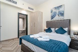 Near Water Canal I Super speed WiFi I Skyline view Apartment in Dubai
