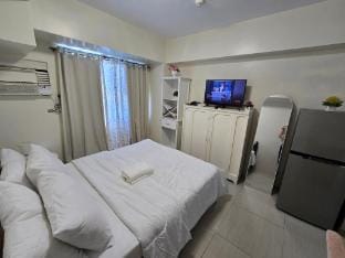 Condo Queen Bed @45 w/ Netflix+Amazon Prime Video Apartment in Lapu-Lapu City