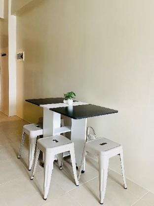 * * T2 Serene Pool View Escape Apartment in Iloilo City