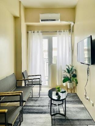 * * T2 Serene Pool View Escape Apartment in Iloilo City