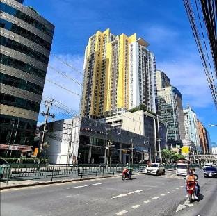 2 min walk toAsoke x petchburi Airportlink makasan Apartment in Bangkok