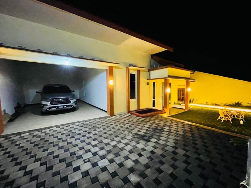 Villa Queena 4 Kamar Tidur (5 Bed) Hotel in East Java