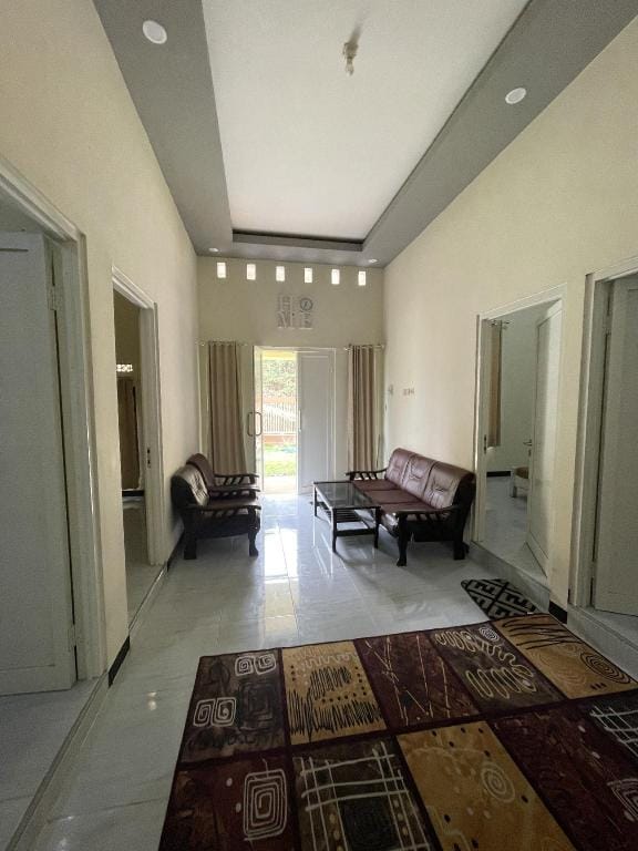 Villa Queena 4 Kamar Tidur (5 Bed) Hotel in East Java