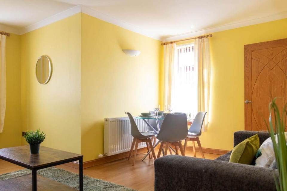 1 BDR Flat At Caledonia Luxe Stays Short Lets & Serviced Accommodation Tillicoultry Vacation rental in Scotland