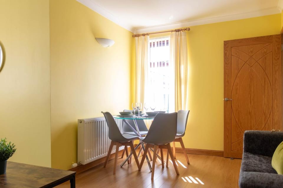 1 BDR Flat At Caledonia Luxe Stays Short Lets & Serviced Accommodation Tillicoultry Vacation rental in Scotland