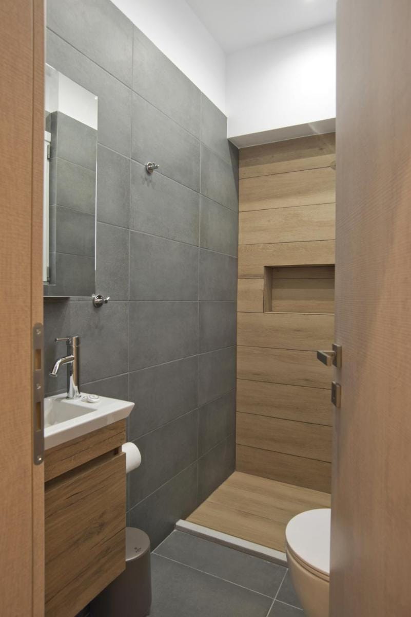 Athenian Escape 2BR, 2BA, Stylish Fully Reno Apt Apartment in Athens