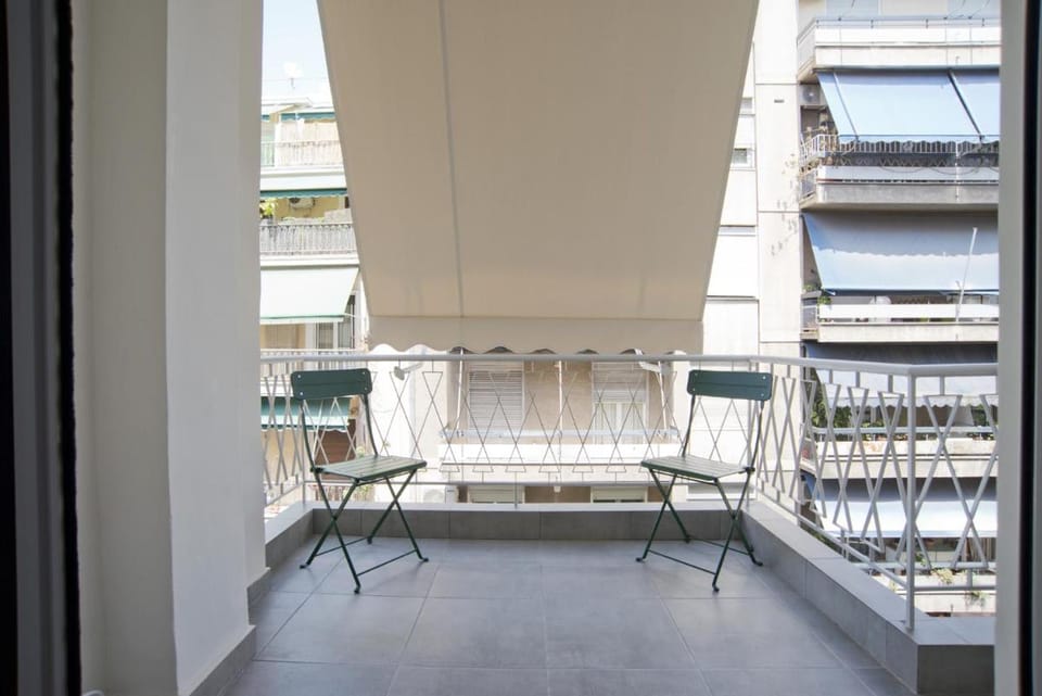 Athenian Escape 2BR, 2BA, Stylish Fully Reno Apt Apartment in Athens