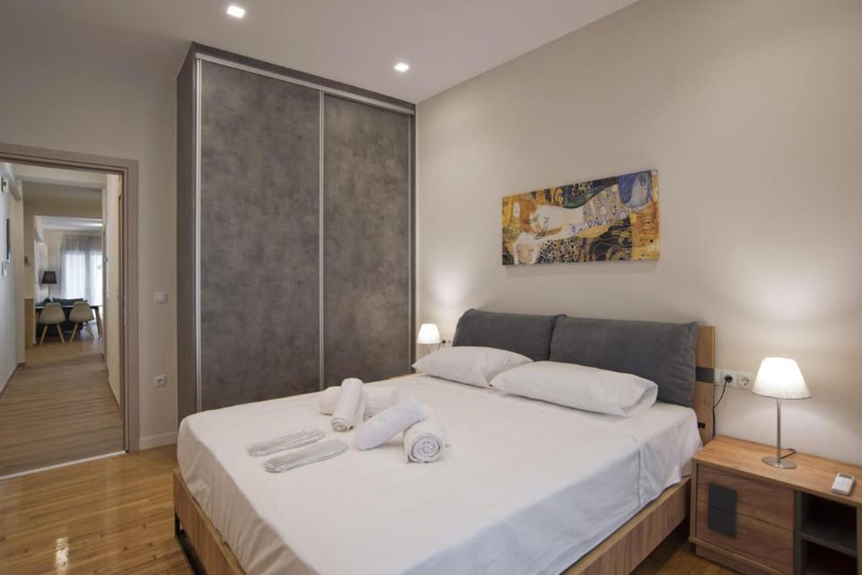 Athenian Escape 2BR, 2BA, Stylish Fully Reno Apt Apartment in Athens
