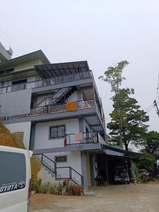 Three Bedrooms two toilet w/ Balcony Apartment in Baguio