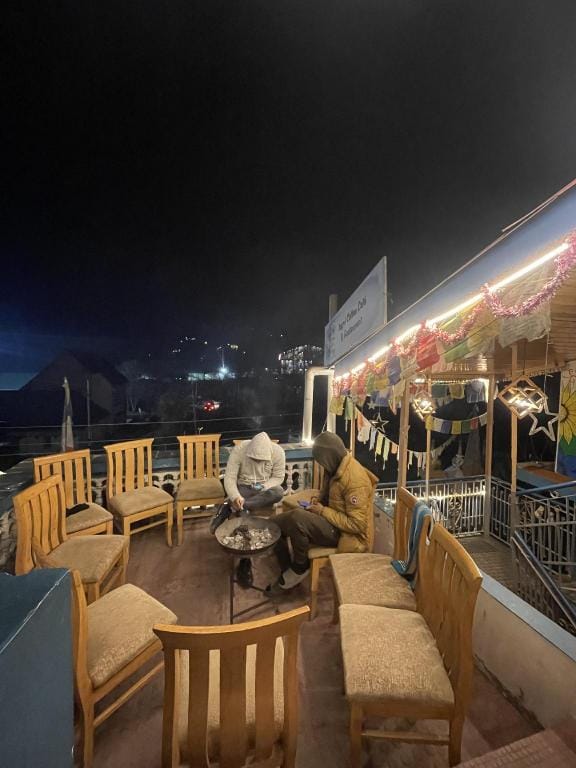Locals Manali - Bagpackers Paradise Hotel in Himachal Pradesh