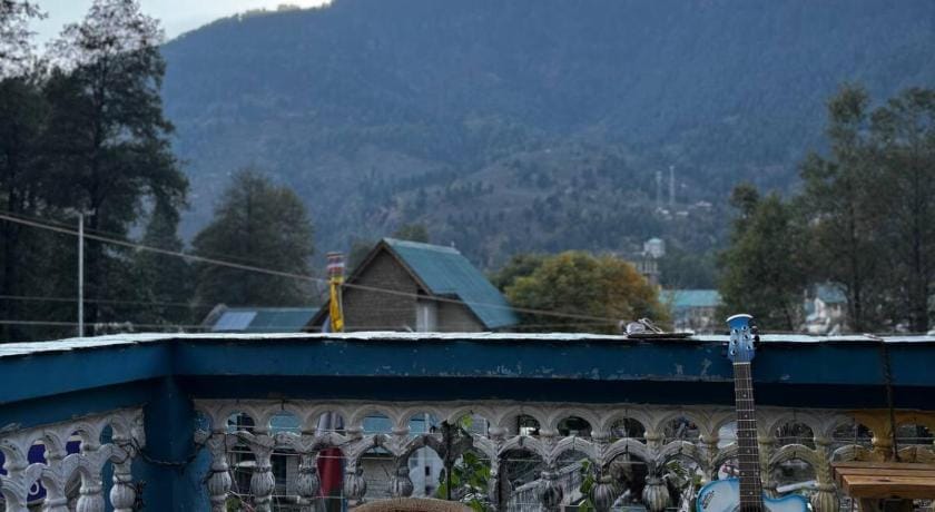 Locals Manali - Bagpackers Paradise Hotel in Himachal Pradesh