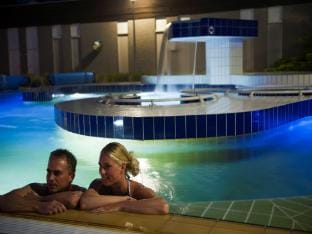 Lodge with lake view and air conditioning, near the Maasduinen Vacation rental in Arcen