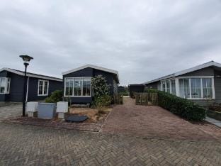 Canal-Side Stay, Giethoorn Vacation rental in Giethoorn