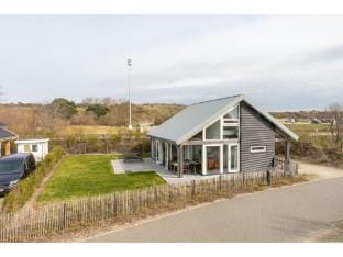 Holiday home near the bustling centre of Renesse Vacation rental in Noordwelle