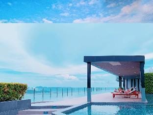 Best Pool with 360 View of Pattaya & Best Location Apartment in Pattaya City