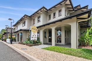 Poolside Paradise Cairns - 9 Pools  BBQ   Gym Apartment in Cairns