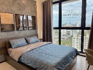 Urban Modern 3BR @CityView @7pax @Infinity Pool Apartment in George Town