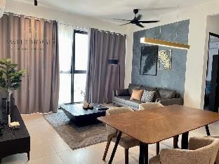 Urban Modern 3BR @CityView @7pax @Infinity Pool Apartment in George Town