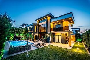Yakut Mansion Sapanca Villa in Turkey
