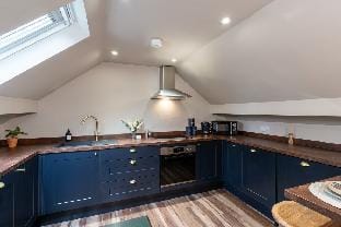 Lud's Snug - Cosy 3 Bed Apt With WiFi/Desk/Parking Vacation rental in High Peak District