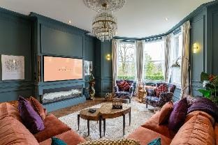 Hob Hurst - Spacious 4 Bed Apt Hot Tub & Courtyard Apartment in High Peak District