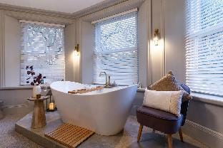 Calming Crescent - Luxury 4 Bed Apt Parking/WiFi Apartment in High Peak District