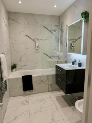 Stylish Madison Apartment with Balcony-Town Centre Apartment in Hemel Hempstead