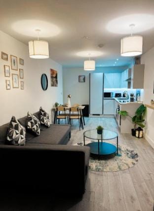Stylish Madison Apartment with Balcony-Town Centre Apartment in Hemel Hempstead