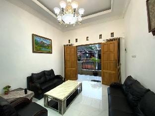 HOME STAY 4 KAMAR TIDUR FULL AC 15 MENIT DARI TUGU Vacation rental in Special Region of Yogyakarta
