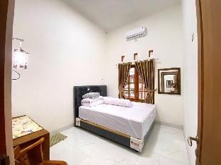 HOME STAY 4 KAMAR TIDUR FULL AC 15 MENIT DARI TUGU Vacation rental in Special Region of Yogyakarta