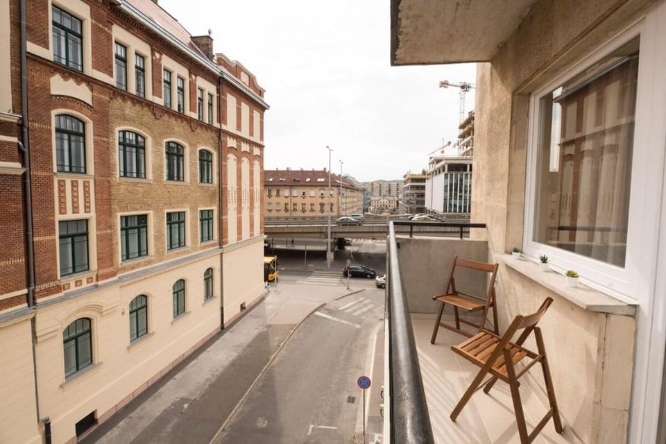 Better Than Home-Árpád Bridge Apartment in Budapest