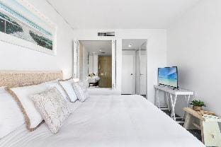 Lux Waterfront - prime location  Pool  Gym   Sauna Apartment in Cairns