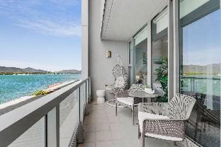 Lux Waterfront - prime location  Pool  Gym   Sauna Apartment in Cairns